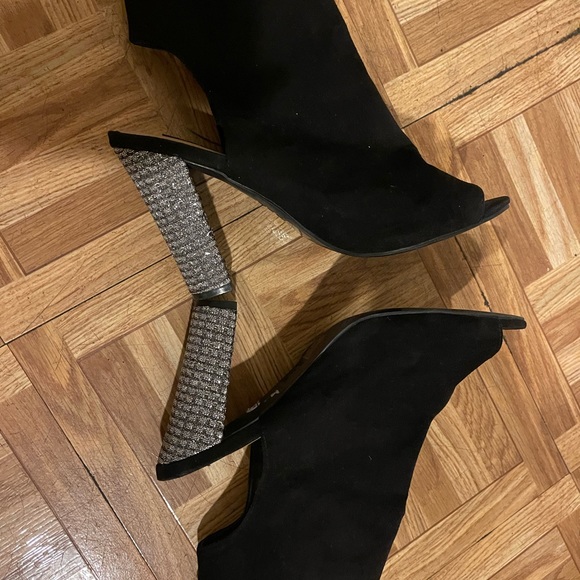 Gently worn super cute ankle booties - Picture 4 of 5